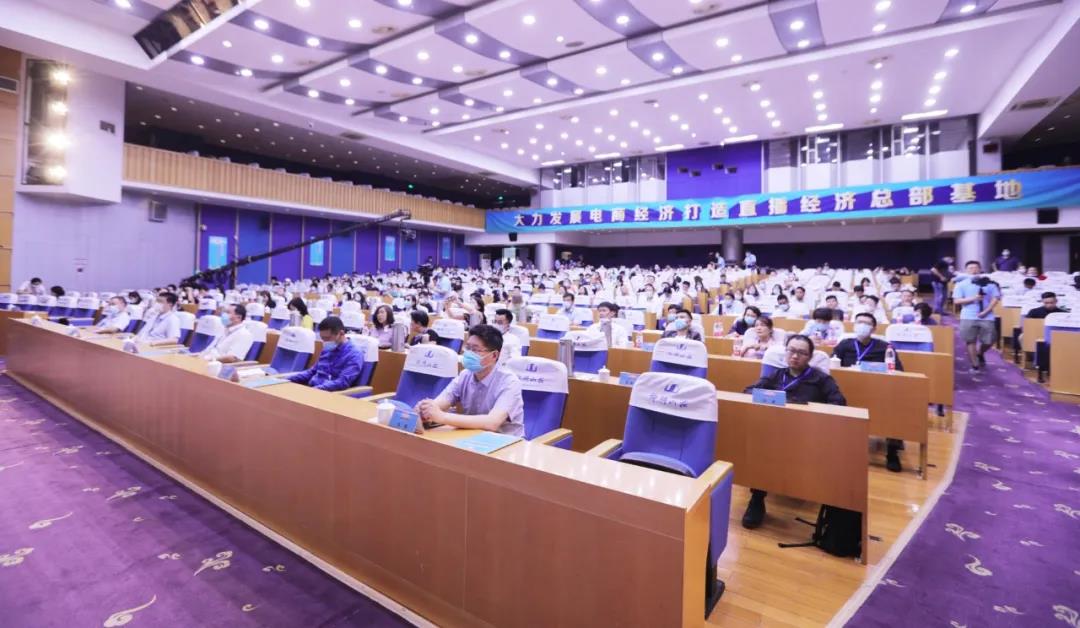 濟(jì)南市委書記孫立成、省商務(wù)廳廳長張德平蒞臨小鴨展廳巡展！