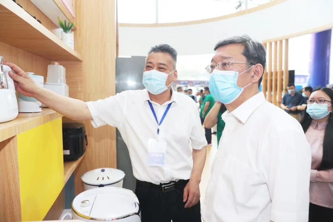 孫斌副市長關(guān)心小鴨發(fā)展，專程蒞臨小鴨展廳指導(dǎo)工作！